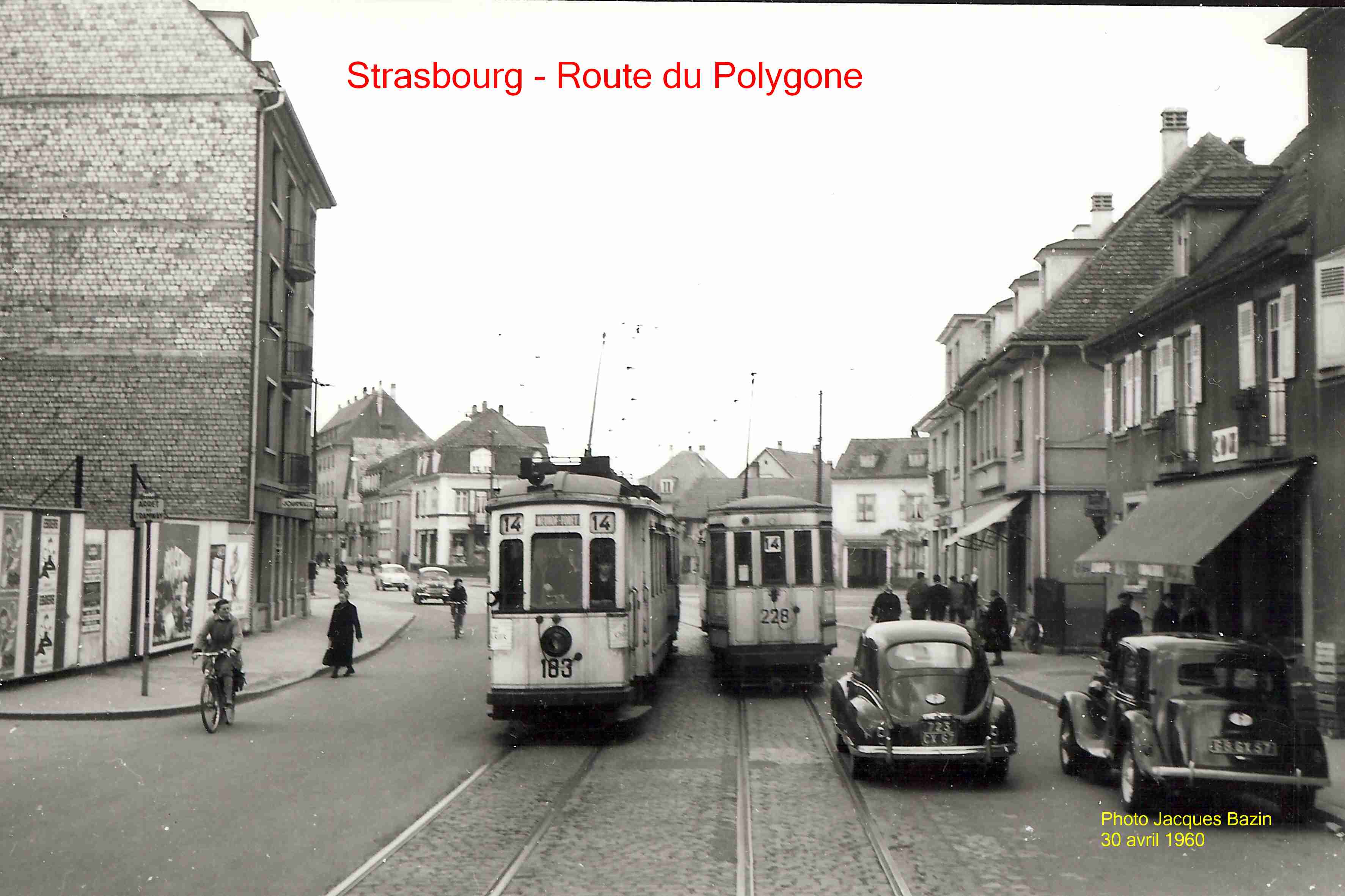 Deux trams de la ligne 14 se croisent Route du Polygone au Neudorf.